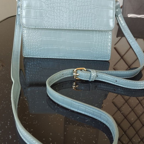 Bag like new with detachable strap and magnetic clasp