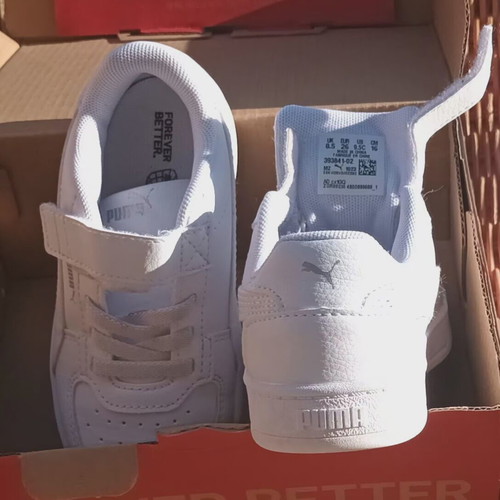 Unisex Puma sneakers size 26 like new, white