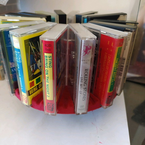 Aluminum rotating cassette holder like new with 16 slots