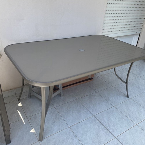 Garden umbrella and table like new, table 90x150 cm, umbrella 225 cm height