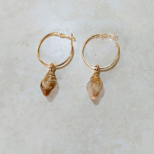 Conch Shell Hoop Earrings new, gold and beige