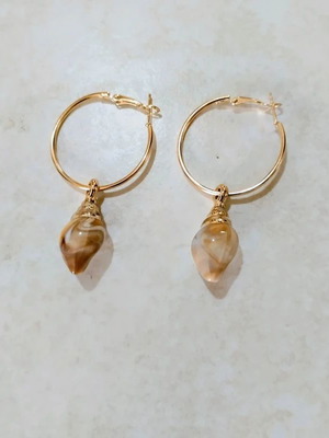 Conch Shell Hoop Earrings new, gold and beige