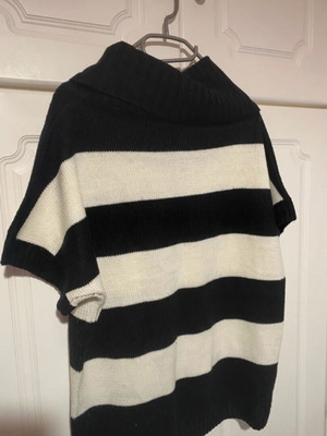 Striped knit sweater used, size M-L, black and white