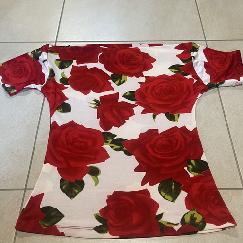 Italian women's T-shirt with short sleeves and red roses like new