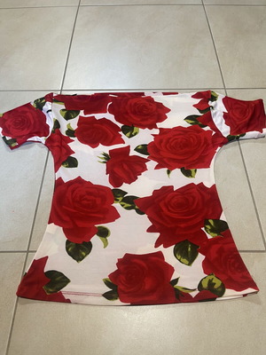 Italian women's T-shirt with short sleeves and red roses like new