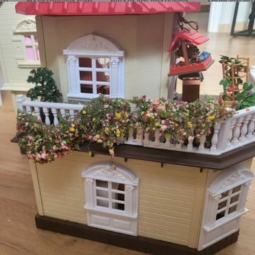 Sylvanian Villa fully furnished with accessories and 3 surprise animals