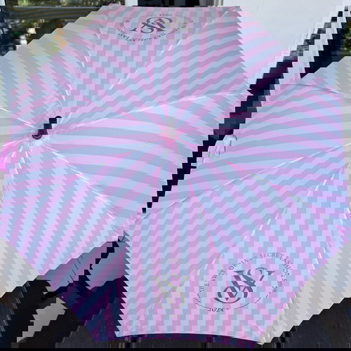 Ομπρέλα Victoria’s Secret 2024 Fashion Show μεγάλη, καινούργια, ριγέ λευκό-ροζ