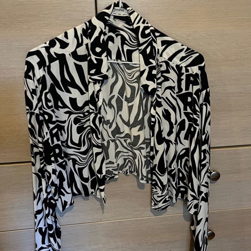 Bershka black and white blouse like new, size medium-large