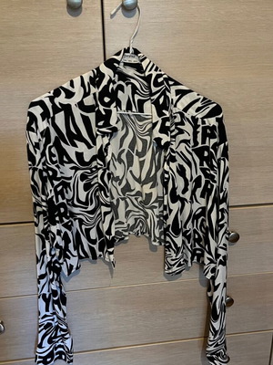 Bershka black and white blouse like new, size medium-large