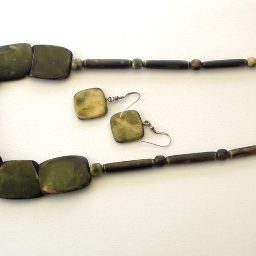 Green Scentefy Necklace with Earrings like new, fashion jewelry