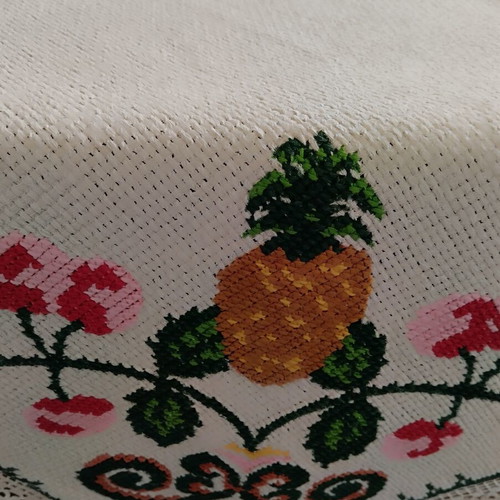 Vintage embroidered tablecloth hand-stitched, like new, 125x125 cm