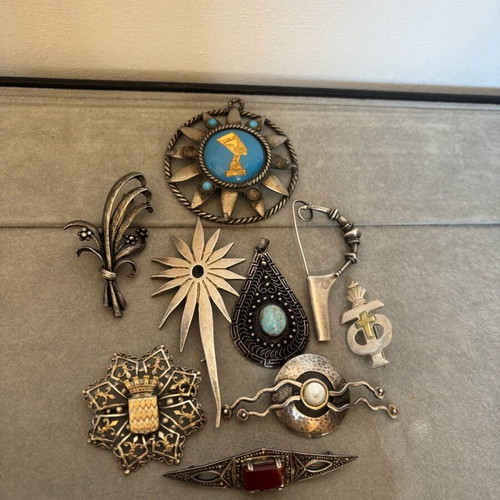 Silver pins used, gold and silver colors