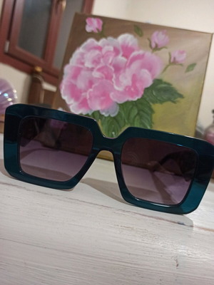 Symbol sunglasses like new, green square frame