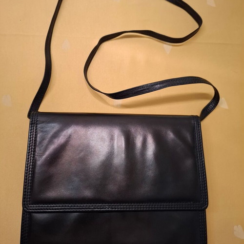 Vintage leather shoulder bag and clutch like new, black