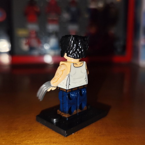 Cavillrine Wolverine minifigure like new with accessories