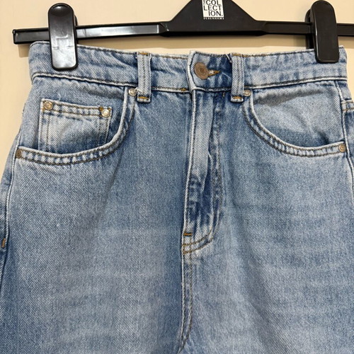 Straight fit jean Stradivarius like new, blue with knee rips