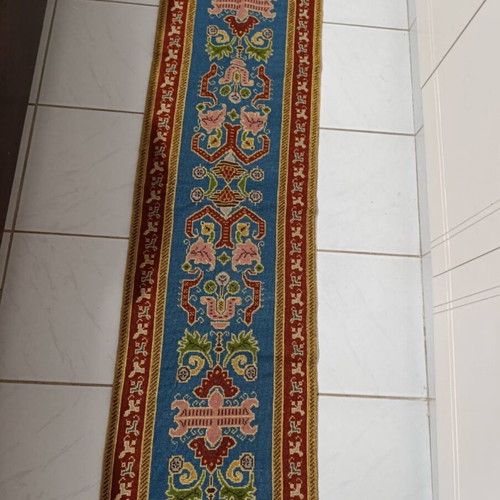 Cross-stitch runner like new