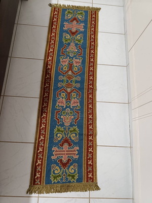Cross-stitch runner like new