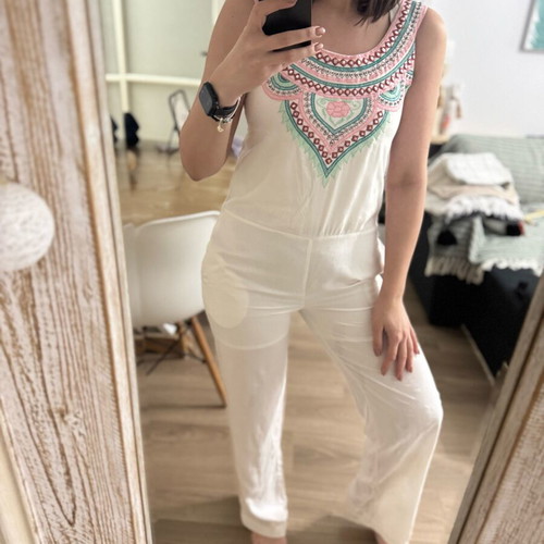 Sleeveless white jumpsuit with embroidered details new, one size