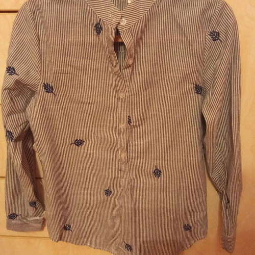 Striped shirt with leaf pattern medium like new