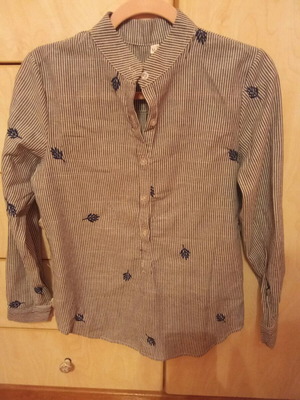 Striped shirt with leaf pattern medium like new