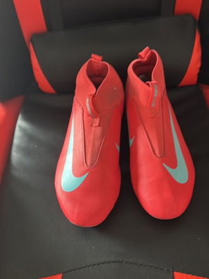 Nike футболни обувки употребявани, яркочервено оранжеви, с шипове размер 36