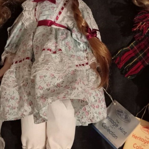 Porcelain dolls pack of 5, 3 Heritage Mint collection, like new