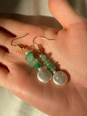 Handmade earrings with pearl and green aventurine chips