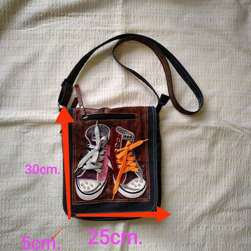 Youth crossbody bag like new, multicolored