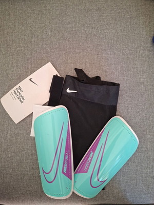 Nike shinguards size medium like new