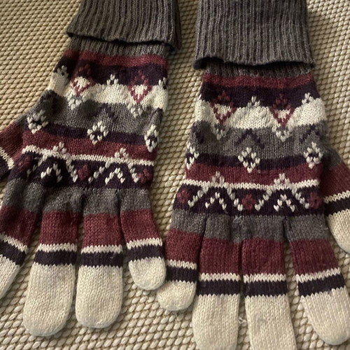 Women's knitted gloves used, white and purple