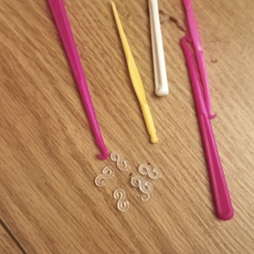 Small rubber bands used with Lancome pouch