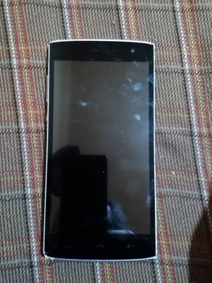 HOMTOM HT7 PRO phone used with cracked screen glass