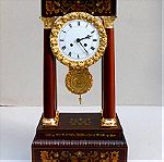  Ρολόι κατασκευασμένο από ξύλο και μπρούντζο επιχρυσωμένο, με ένθετη διακόσμηση, τύπου "Portico".