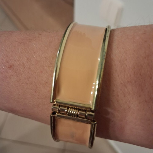 Bracelet used in gold and beige-orange color
