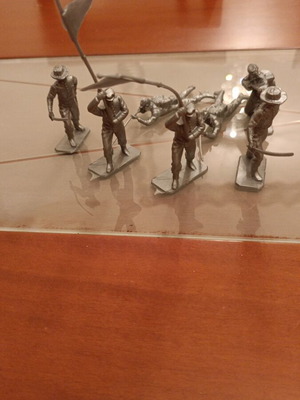 Set of 7 soldier figures like new from American Civil and World War II