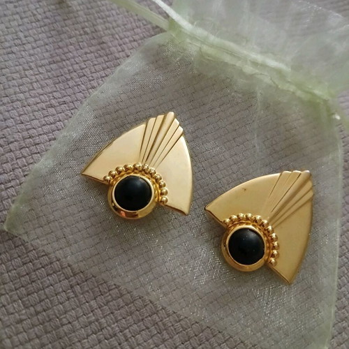 Vintage clip earrings with black stone like new, gold tone