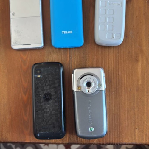 Set of 5 button phones like new