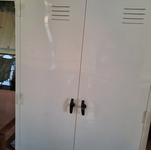 Μεταλλική ντουλάπα