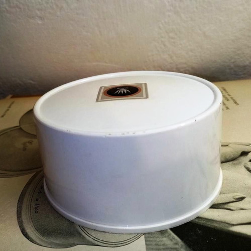 Vintage powder box Madame Peau Fine by CARON used