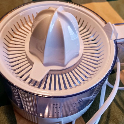 Margarit Citrus Press CJ1015 electric juicer 20 Watt 0.5 liter like new