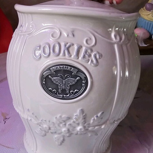 Large ceramic cookie jar like new