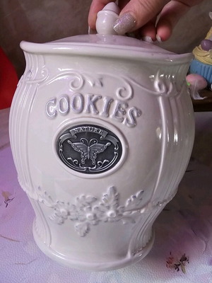 Large ceramic cookie jar like new