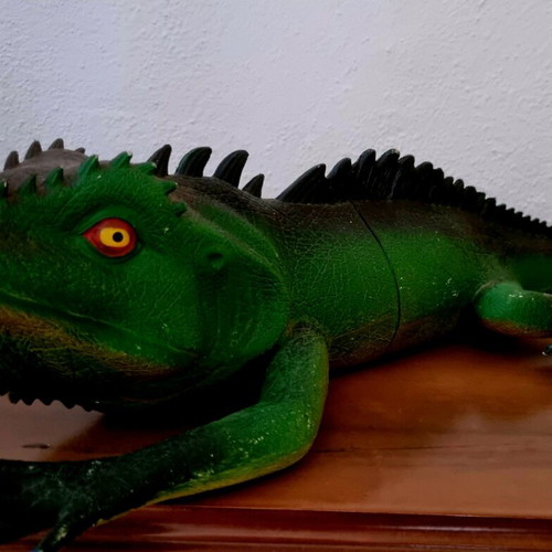 Iguana toy like new