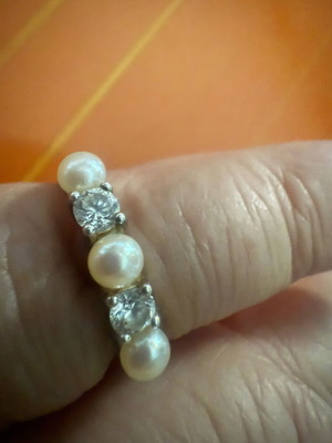 Silver ring like new with large zircons and synthetic pearls