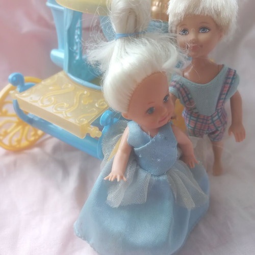 Cinderella Princess Carriage vintage playset with 2 mini dolls like new