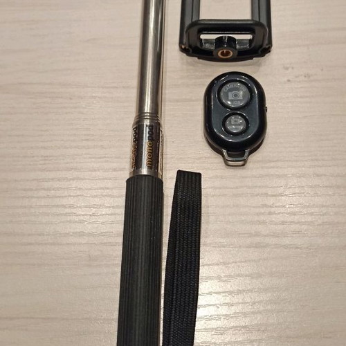 Selfstick telescopic selfie stick new with Bluetooth button