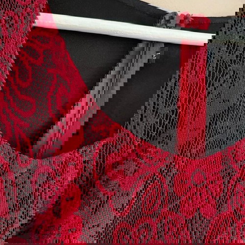 Дантелена рокля нова, размер М, червена