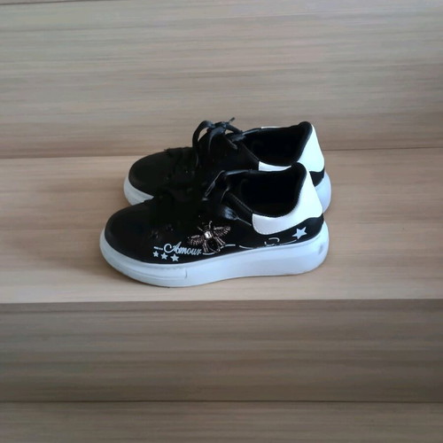 Women's athletic shoes size 39 like new, black and white
