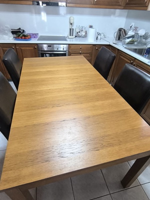 Extendable kitchen table with 4 chairs like new
